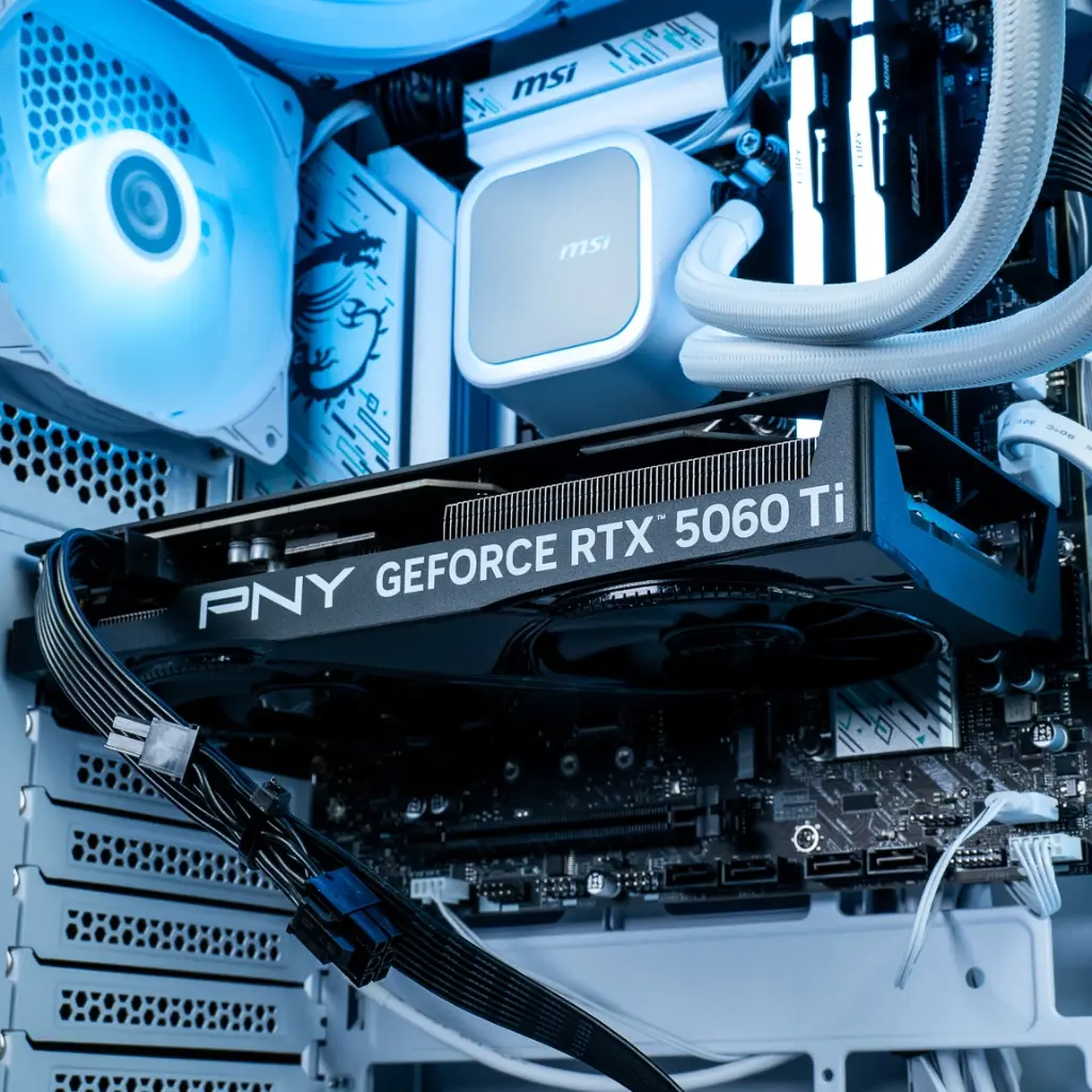 Gros plan sur la carte graphique PNY GeForce RTX 5060 Ti installée dans le PC gamer Rubis, montrant son dissipateur thermique massif et ses câbles d'alimentation gainés