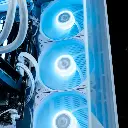 Vue d'ensemble des trois ventilateurs de façade éclairés en bleu ciel du PC gamer Rubis, visibles à travers le panneau latéral transparent