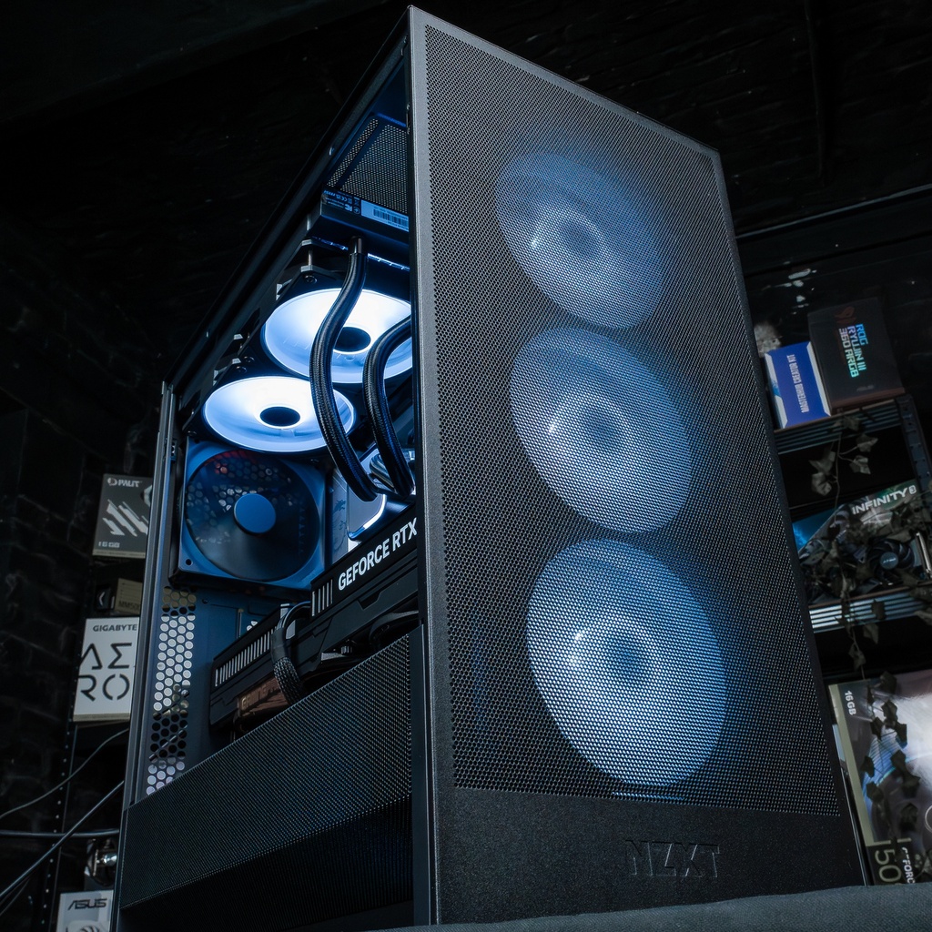 Vue de trois-quarts du PC Solana GEFORCE RTX™ 5080 mettant en avant la façade en mesh du boîtier NZXT et ses ventilateurs bleus.
