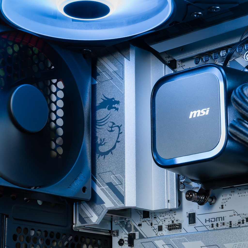 Vue rapprochée du cache E/S argenté avec le logo dragon MSI, situé à côté du waterblock dans le PC Solana GEFORCE RTX™ 5080.