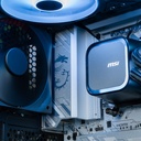 Vue rapprochée du cache E/S argenté avec le logo dragon MSI, situé à côté du waterblock dans le PC Solana GEFORCE RTX™ 5080.