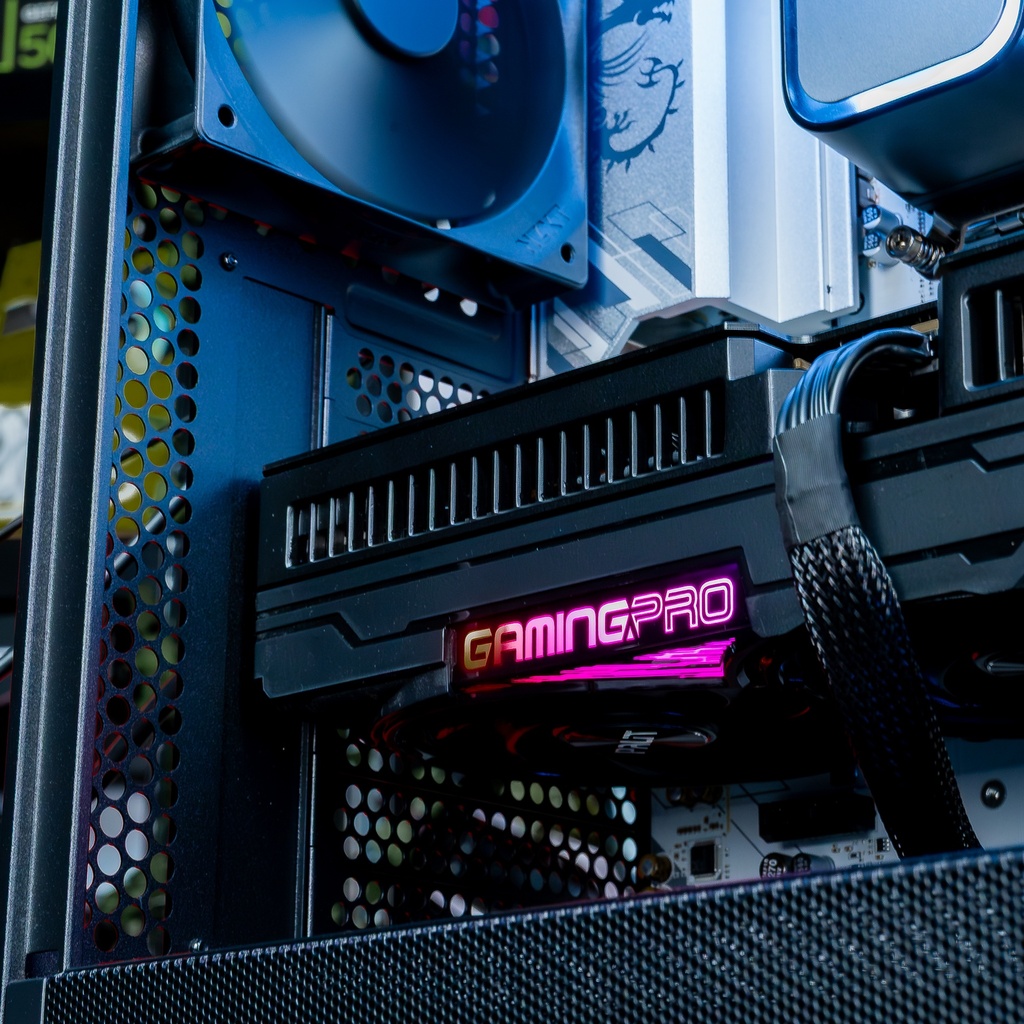 Vue rapprochée  de la carte graphique Palit GamingPro GEFORCE RTX™ dans le PC Solana