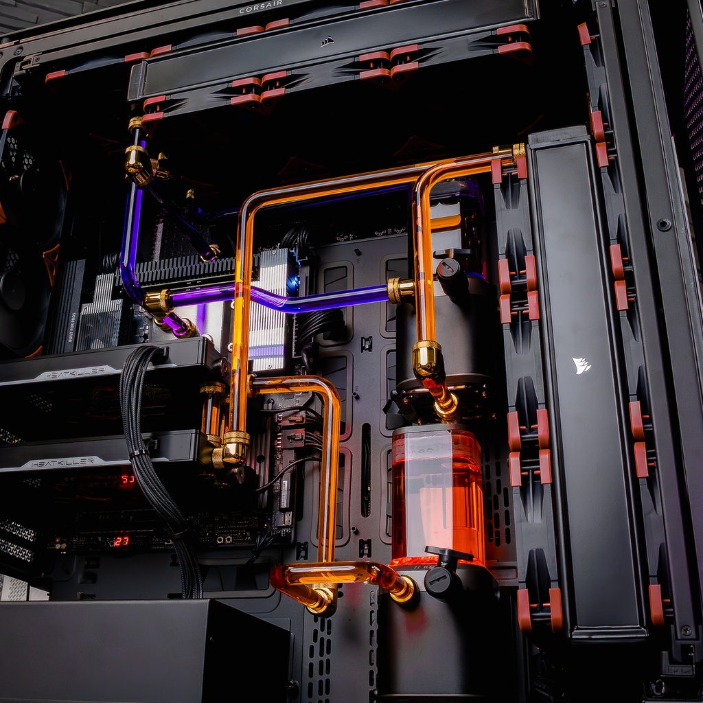 Détail watercooling custom PC TITAN X double RTX 5090 tubes rigides orange violet réservoir RGB haute performance