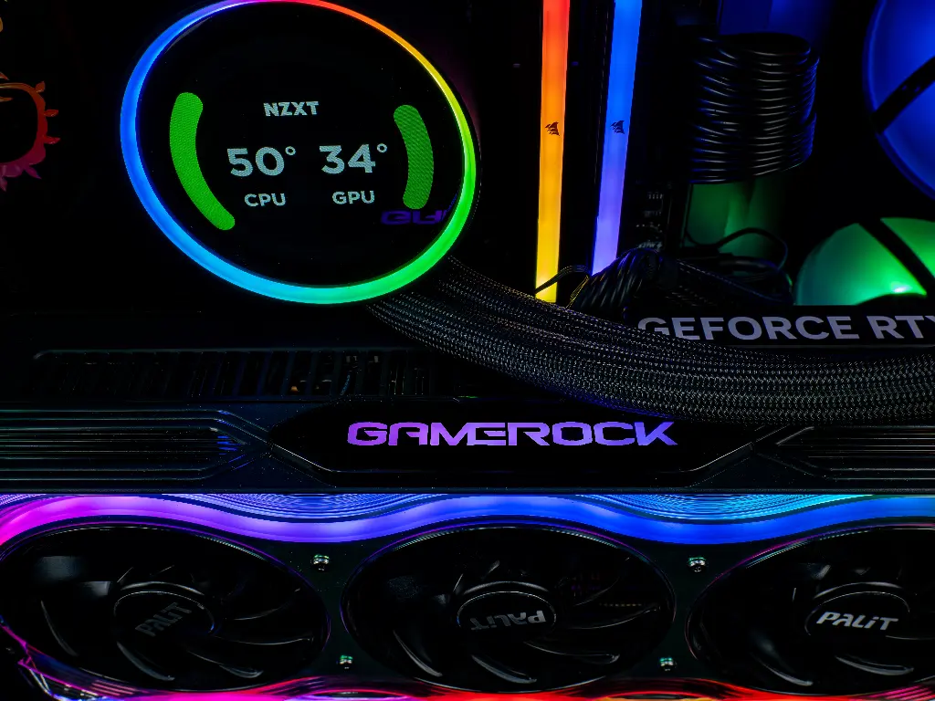 Visuel promotionnel du PC gamer Kraken : carte graphique RTX 5090 Gamerock avec design RGB signature, associée au NZXT Kraken Elite 360 RGB pour un équilibre parfait entre puissance extrême, refroidissement efficace et esthétique premium