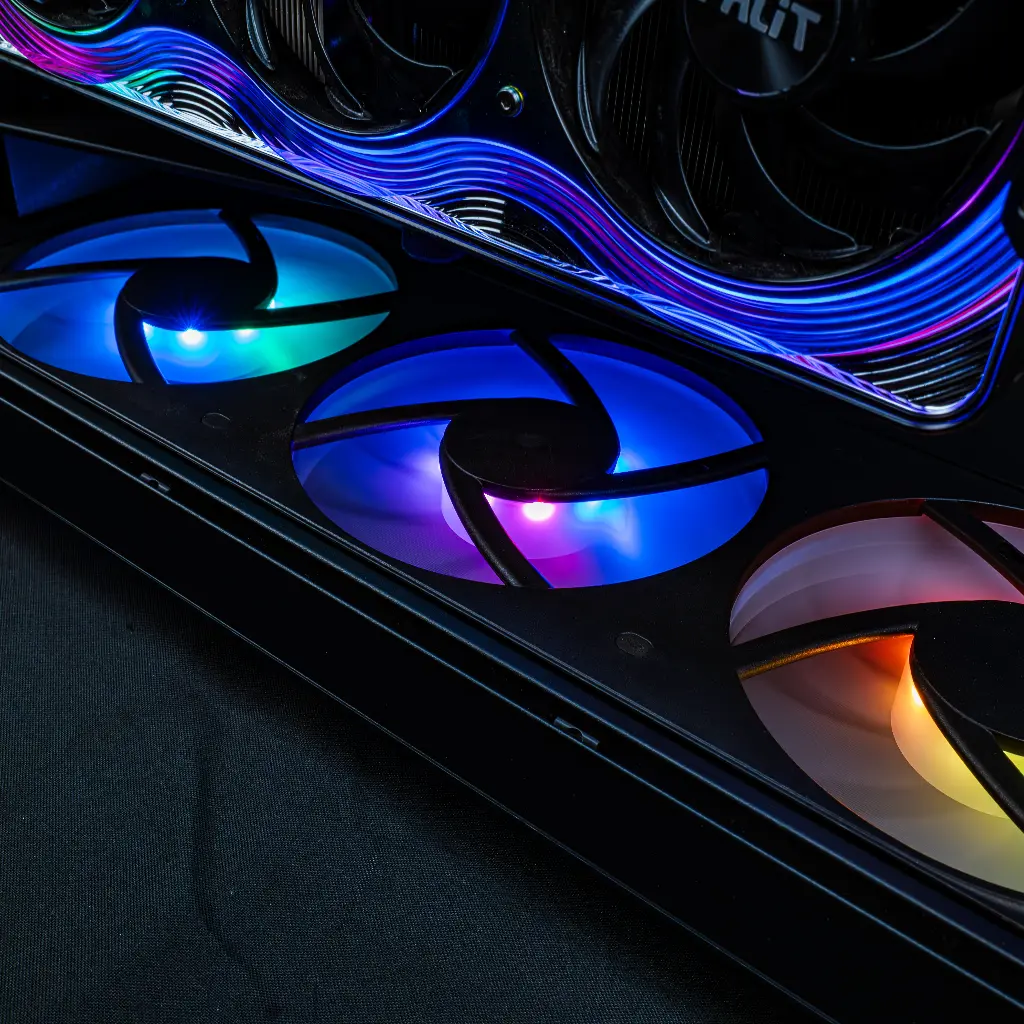 Visuel promotionnel du PC gamer Kraken : ventilateurs RGB haute performance positionnés pour optimiser le refroidissement de la carte graphique, assurant stabilité et performances maximales même en 4K