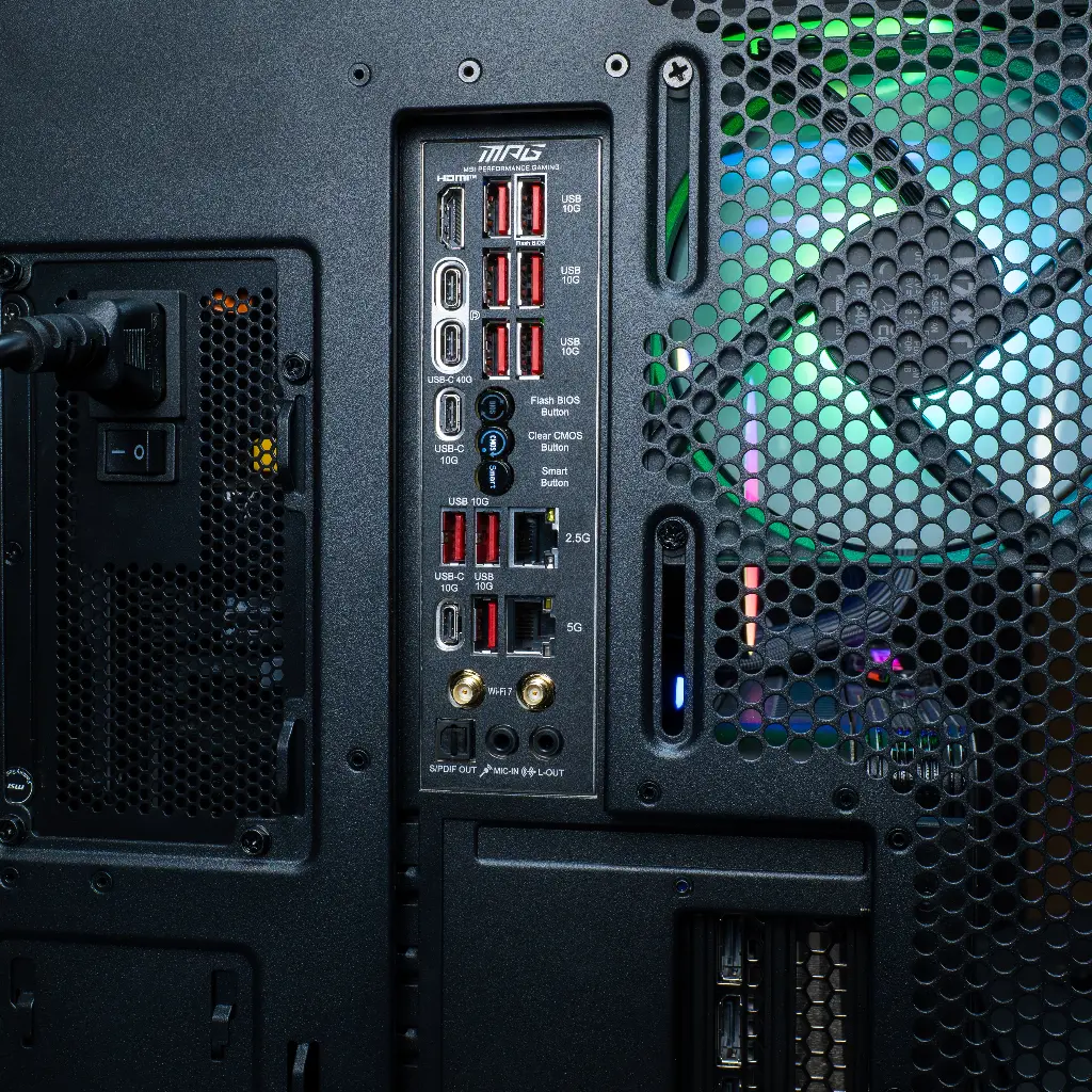 Visuel promotionnel du PC gamer Kraken : carte mère MSI X870E Gaming Plus WIFI avec connectique complète (USB 10G, USB-C, WiFi, Ethernet 2.5G, audio HD), offrant une compatibilité maximale pour tous vos périphériques