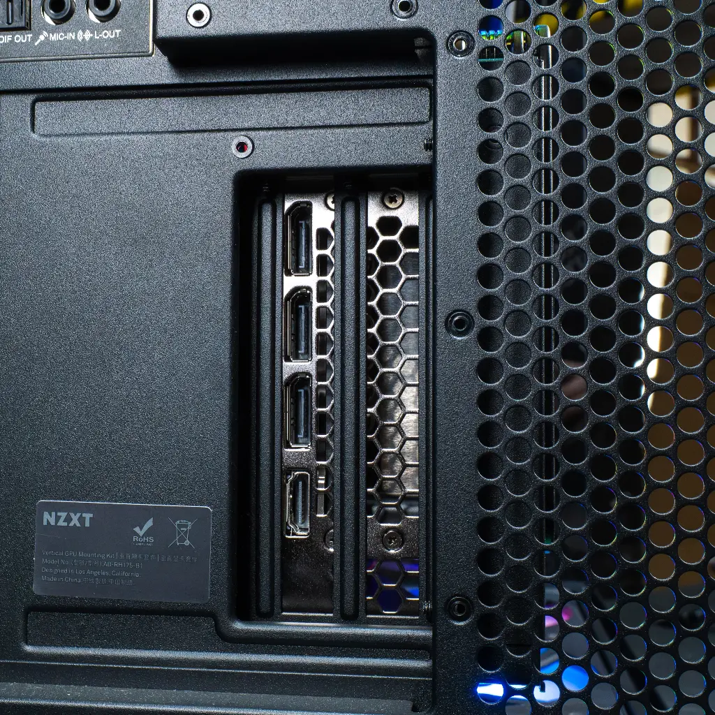 Visuel promotionnel du PC gamer Kraken : carte graphique montée en vertical avec sorties HDMI et DisplayPort, idéale pour exploiter pleinement le gaming 4K et les écrans haute fréquence