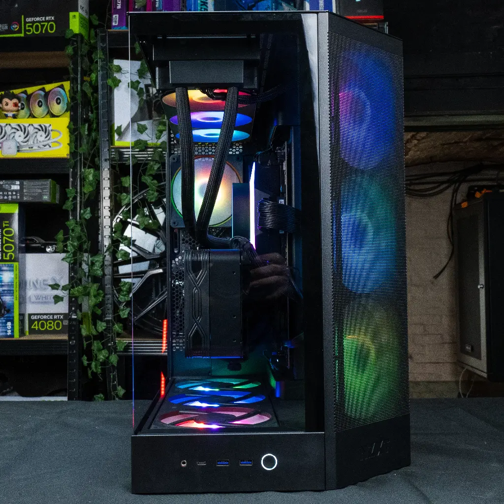 Visuel promotionnel du PC gamer Kraken : boîtier NZXT H9 Flow RGB+ avec panneau en verre trempé et design panoramique, mettant en valeur un setup RGB premium et un airflow optimisé pour des performances haut de gamme