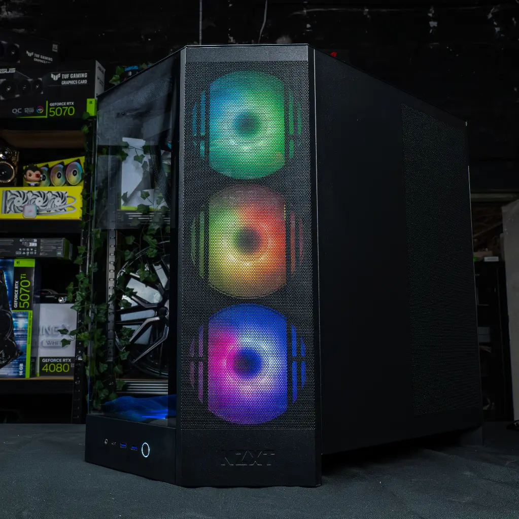 Visuel promotionnel du PC gamer Kraken : façade mesh du NZXT H9 Flow RGB+ équipée de ventilateurs RGB haute performance, assurant un flux d’air maximal pour un refroidissement optimal et un style gaming premium